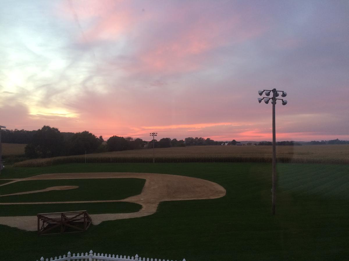 Field Of Dreams House Apartment Dyersville Exterior photo